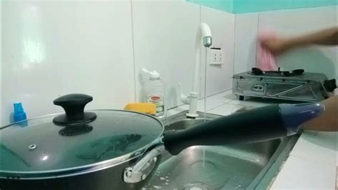 PINAY KABET KANTOT SA KUSINA HABANG NAGHUHUGAS .